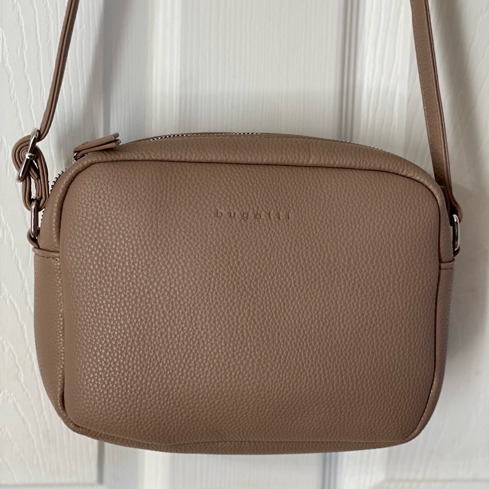 Bugatti women’s essentials crossbody bags excellent condition no damages. - Picture 2 of 7